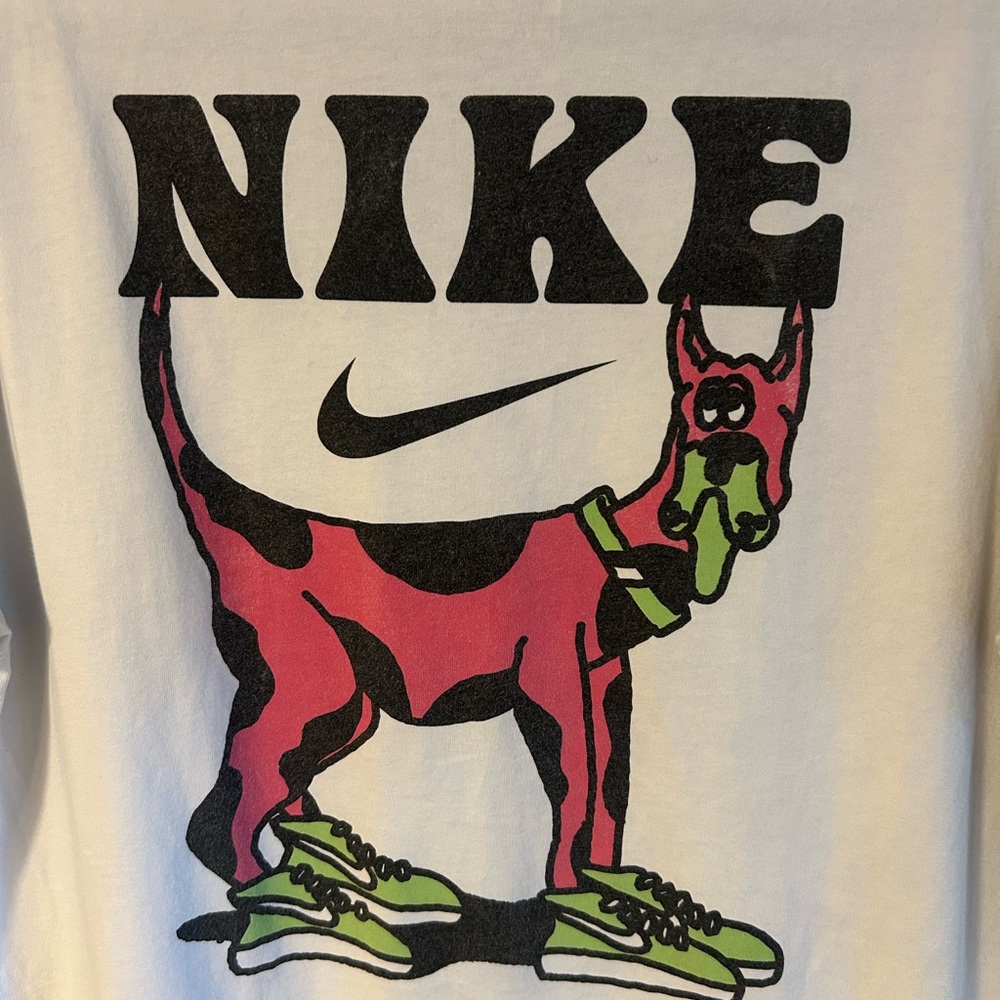 NIKE SB Doggo Loose Fit T-Shirt Dog With Nike Shoes Graphic Print Men's Medium